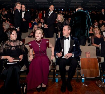 Príncipe William apareceu sozinho na cerimónia dos BAFTA, mas uma atriz fez-lhe companhia ao longo de toda a noite