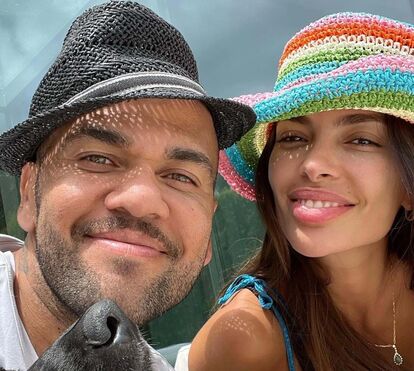 Quem é Joana Sanz, a mulher de Dani Alves que pediu o divórcio, arrependeu-se e já reagiu à absolvição de violação do marido?