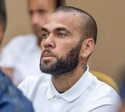 Dani Alves e Joana Sanz de novo juntos? Modelo partilha foto de mão dada com o antigo defesa libertado recentemente após pagar 1 milhão