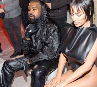 Excentricidade toda à mostra. Namorada de Kanye West mostra tudo em desfile de moda em Milão