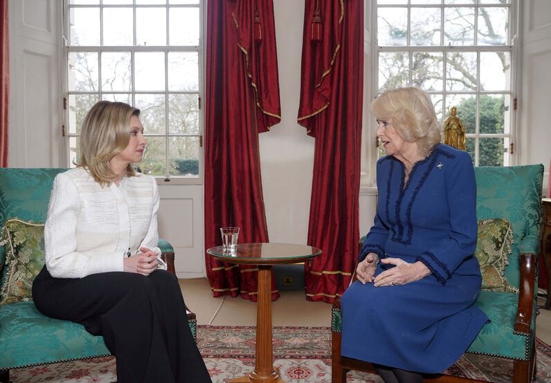 Rainha Camilla e Olena Zelenska