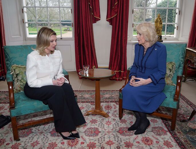 Rainha Camilla e Olena Zelenska
