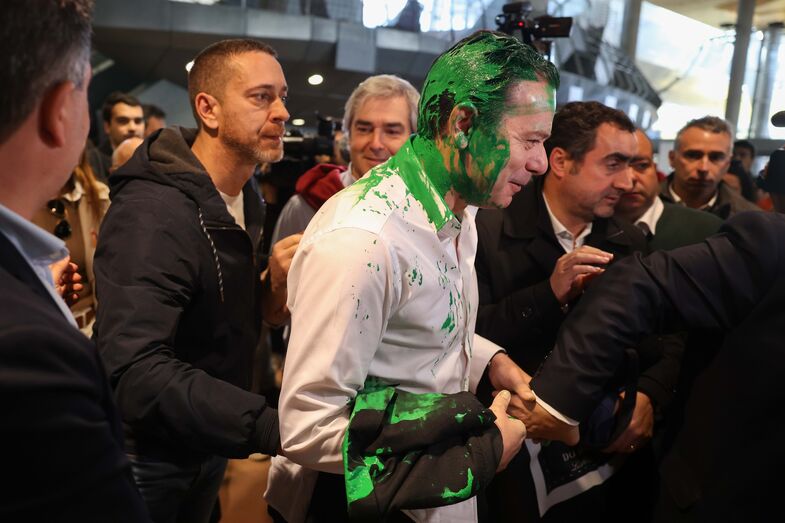 Luís Montenegro atingido com tinta