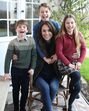 Kate Middleton sorridente ao lado dos filhos