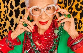 Reveja o estilo irreverente de Iris Apfel que a tornou ícone da Moda até aos 102 anos