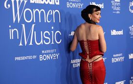 Katy Perry usa vestido com abertura traseira ousada