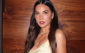 Atriz Olivia Munn revela que depois de mastectomia total agora retirou útero e ovários por causa do cancro