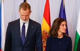 As razões da indiferença. Mergulhado na vergonha e na falta de coragem, Felipe tarda em defender Letizia, vítima de escárnio e difamação