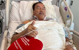 Arnold Schwarzenegger mostra-se no hospital após nova intervenção ao coração
