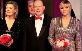 Que amargo de boca! Charlene "estraga" Baile da Rosa à princesa Carolina 