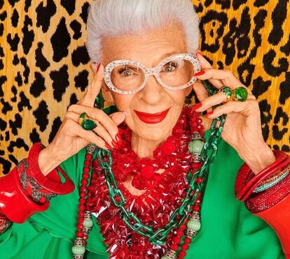 Reveja o estilo irreverente de Iris Apfel que a tornou ícone da Moda até aos 102 anos