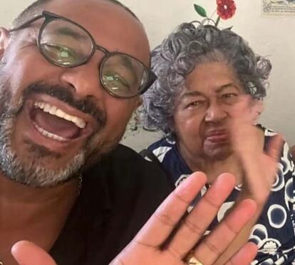 Cantor Olavo Bilac chora morte da mãe
