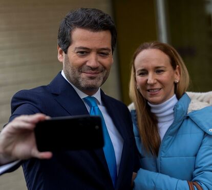 Aí está ela: de bandolete e sorriso rasgado! Mulher de André Ventura regressa após meses escondida para cantar vitória