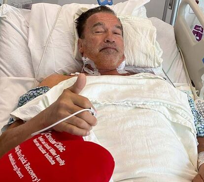 Arnold Schwarzenegger mostra-se no hospital após nova intervenção ao coração