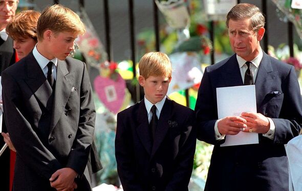 William e Harry no funeral da mãe
