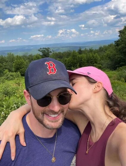 Alba Baptista e Chris Evans