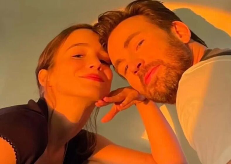Alba Baptista e Chris Evans