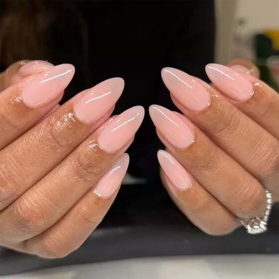 Unhas: Chama-se 'Strawberry Milk Manicure' e é a grande tendência da primavera