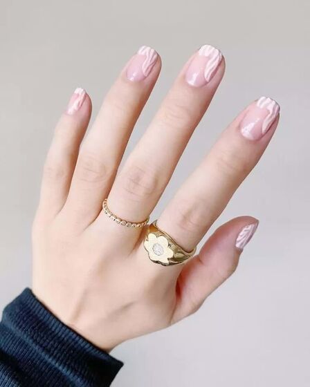 Unhas: Chama-se 'Strawberry Milk Manicure' e é a grande tendência da primavera