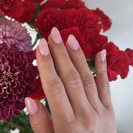 Unhas: Chama-se 'Strawberry Milk Manicure' e é a grande tendência da primavera
