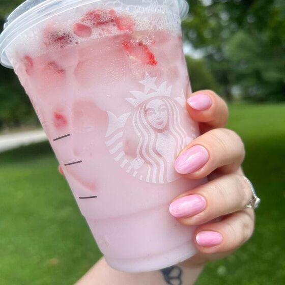 Unhas: Chama-se 'Strawberry Milk Manicure' e é a grande tendência da primavera