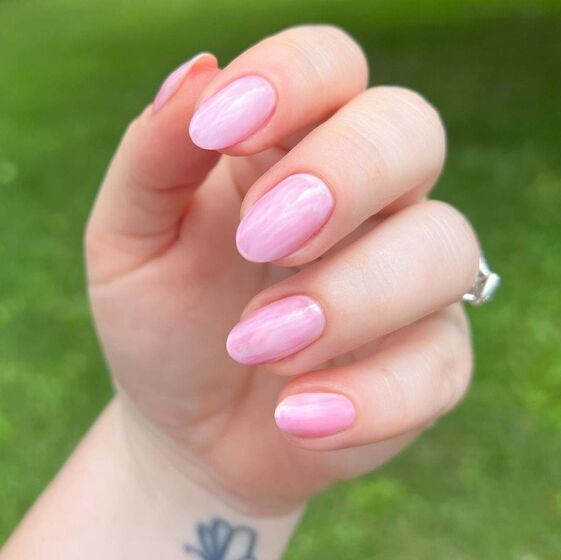 Unhas: Chama-se 'Strawberry Milk Manicure' e é a grande tendência da primavera