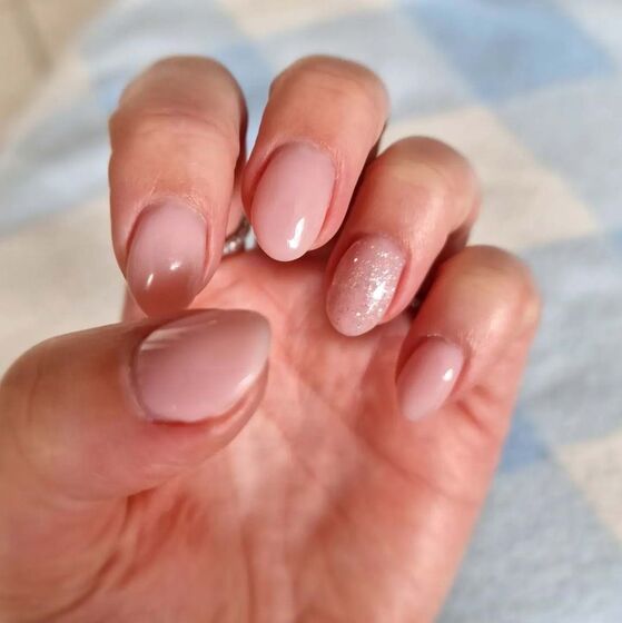 Unhas: Chama-se 'Strawberry Milk Manicure' e é a grande tendência da primavera