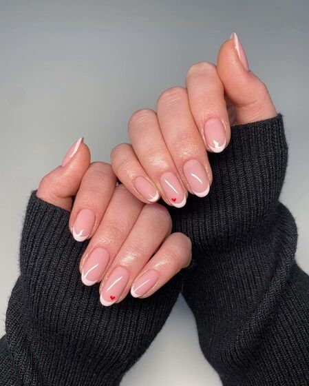 Unhas: Chama-se 'Strawberry Milk Manicure' e é a grande tendência da primavera