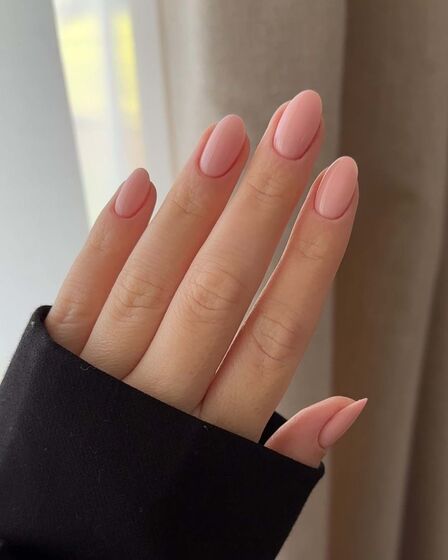 Unhas: Chama-se 'Strawberry Milk Manicure' e é a grande tendência da primavera