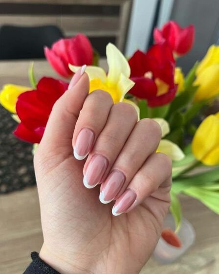 Unhas: Chama-se 'Strawberry Milk Manicure' e é a grande tendência da primavera