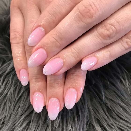 Unhas: Chama-se 'Strawberry Milk Manicure' e é a grande tendência da primavera