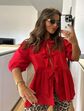 Atrevida e coquete! A blusa dos "lacinhos" que todas as mulheres querem usar nesta primavera