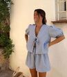Atrevida e coquete! A blusa dos "lacinhos" que todas as mulheres querem usar nesta primavera
