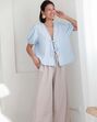 Atrevida e coquete! A blusa dos "lacinhos" que todas as mulheres querem usar nesta primavera