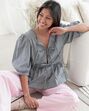 Atrevida e coquete! A blusa dos "lacinhos" que todas as mulheres querem usar nesta primavera