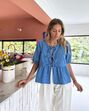 Atrevida e coquete! A blusa dos "lacinhos" que todas as mulheres querem usar nesta primavera