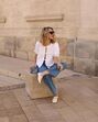 Atrevida e coquete! A blusa dos "lacinhos" que todas as mulheres querem usar nesta primavera