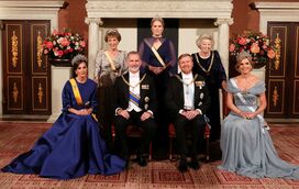 Letizia causa preocupação. Doença da rainha espanhola obriga-a a ficar sentada durante evento de gala nos Países Baixos