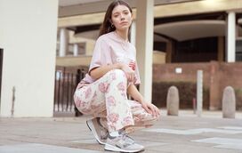 Descubra os modelos de sapatilhas que são tendência nesta Primavera e que ligam bem com jeans, vestidos e saias midi