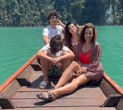 Rita Ferro Rodrigues embarca com os filhos em viagem após desaire amoroso
