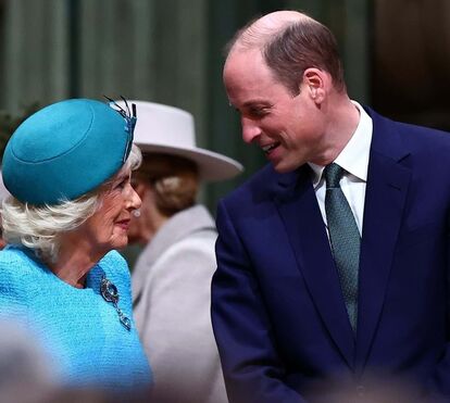 William chora no ombro de Camilla. Como tantos anos depois ela conquistou o coração do príncipe e os dois se amparam na dor