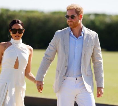 Com afastamento da família, o príncipe Harry mostra-se 'emocionado' em público