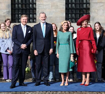 Rainhas Letizia e Máxima juntas em cerimónia de boas-vindas em Amesterdão