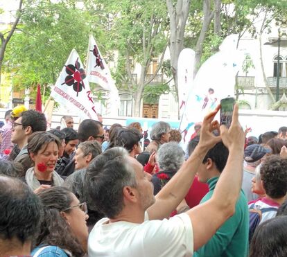 A festa dos cravos! Famosos juntam-se aos milhares de portugueses para celebrar o 25 de Abril pela Liberdade e pela Democracia