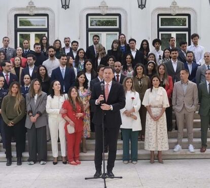 Luís Montenegro e a mulher muito unidos em almoço de celebração do 25 de abril