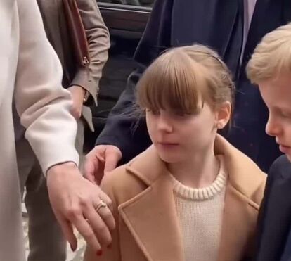 Tudo pelos filhos. Alberto II aproxima-se de Charlene e a princesa do Mónaco volta a sorrir em público