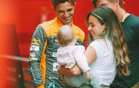 Lando Norris com o irmão, Oliver, a cunhada e a sobrinha