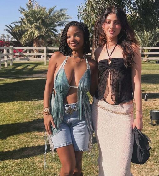 Halle Bailey com uma fã no Coachella 