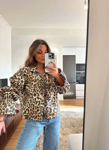 Atrevida e coquete! A blusa dos "lacinhos" que todas as mulheres querem usar nesta primavera