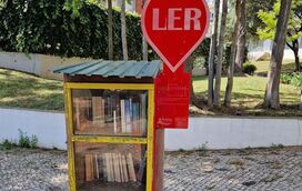 Ler e trocar ideias no banco de jardim! Em Belém há livros acessíveis a todos e para partilhar